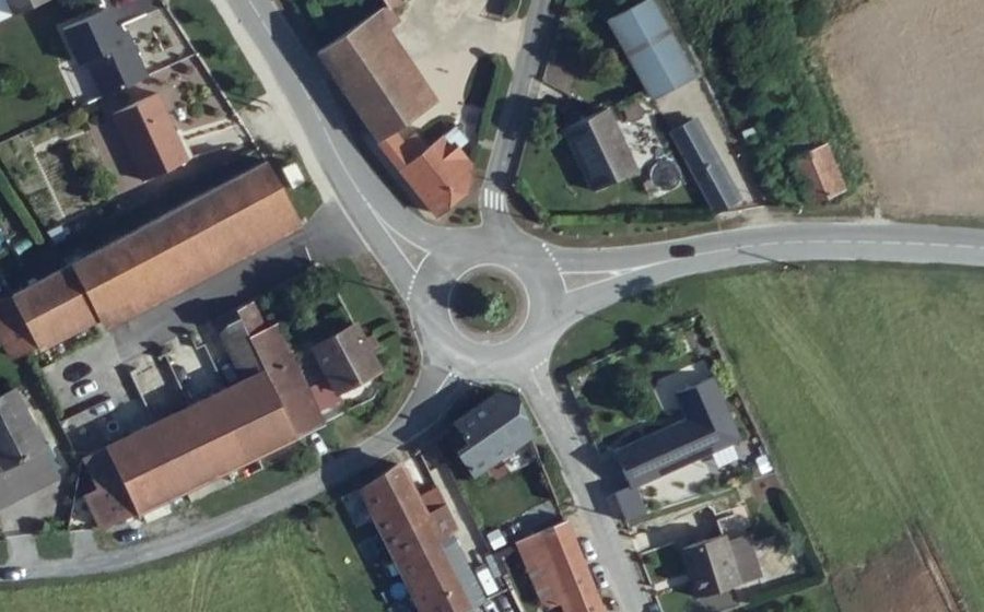 Vue aérienne du Rond-point anonyme n°74677957