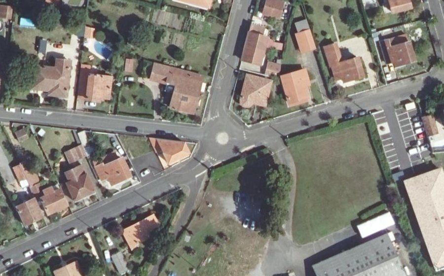 Vue aérienne du Rond-point anonyme n°747406028
