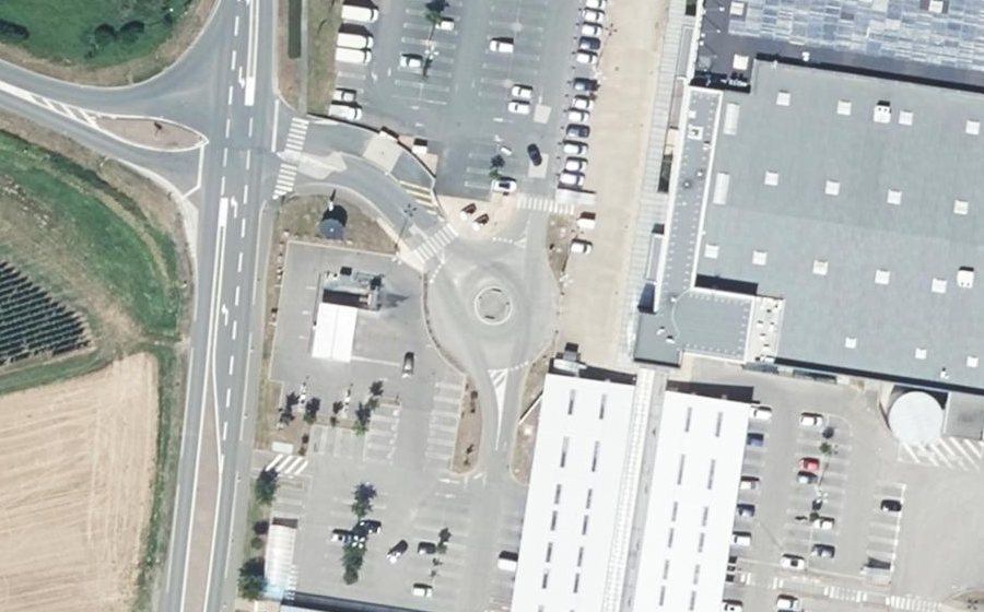 Vue aérienne du Rond-point anonyme n°747416914