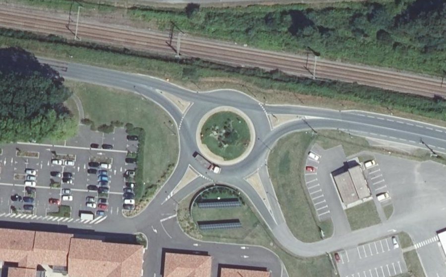 Vue aérienne du Rond-point anonyme n°747520094