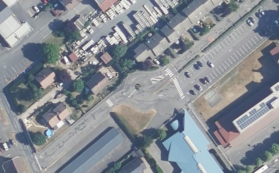 Vue aérienne du Rond-point anonyme n°747729493