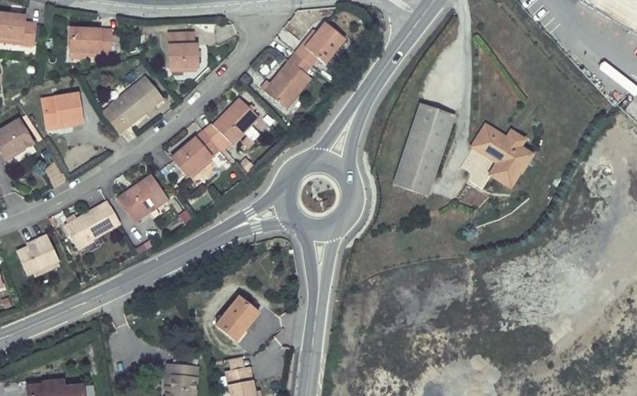 Vue aérienne du Rond-point anonyme n°747806504