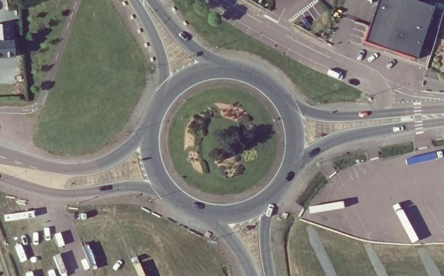 Vue aérienne du Rond-point anonyme n°748631458
