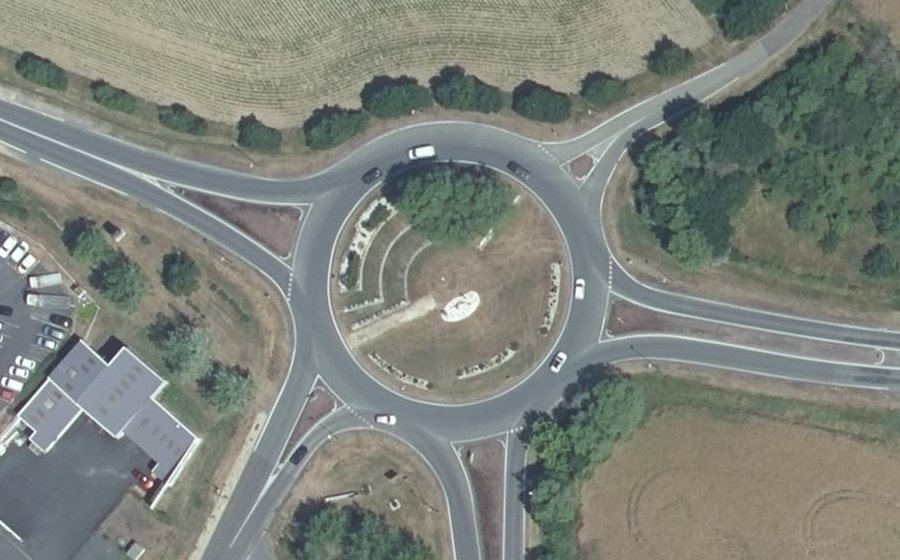 Vue aérienne du Rond-point anonyme n°74863845