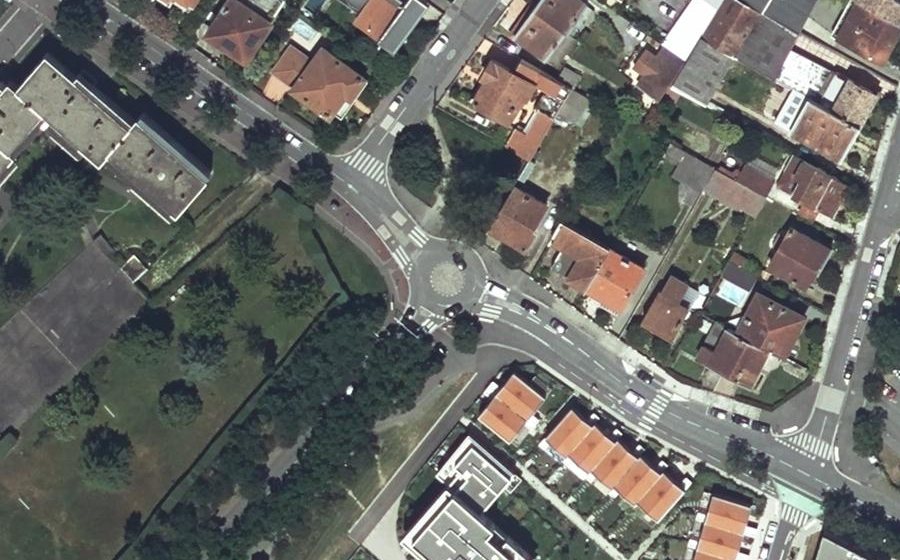 Vue aérienne du Rond-point anonyme n°74868912