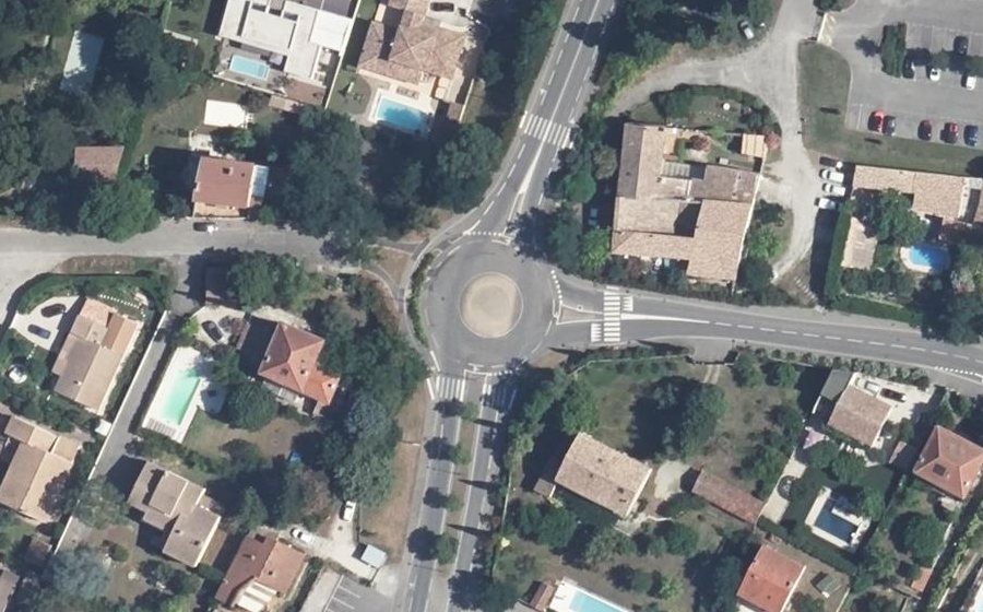 Vue aérienne du Rond-point anonyme n°74875275