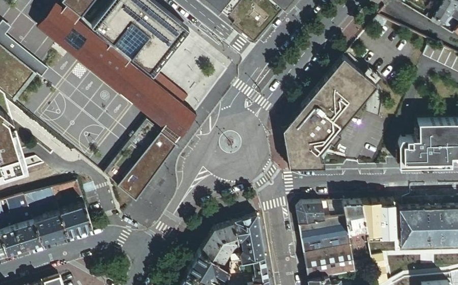 Vue aérienne du Rond-point anonyme n°74908981