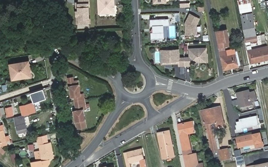Vue aérienne du Rond-point anonyme n°749132156