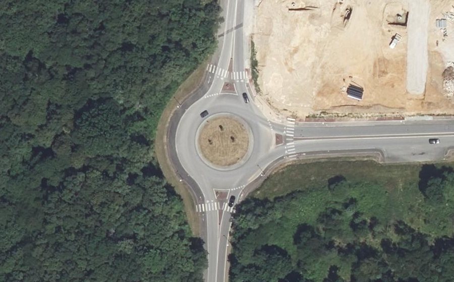 Vue aérienne du Rond-point anonyme n°749198078
