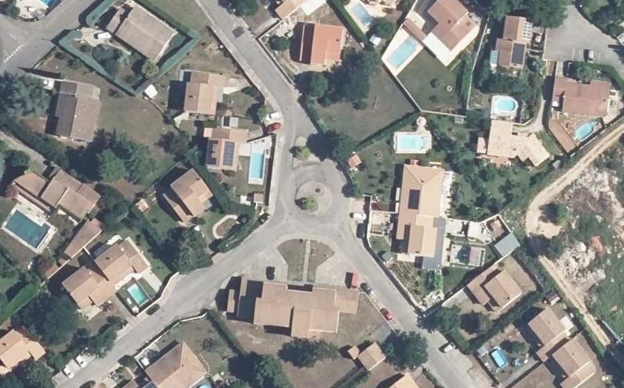 Vue aérienne du Rond-point anonyme n°74982033