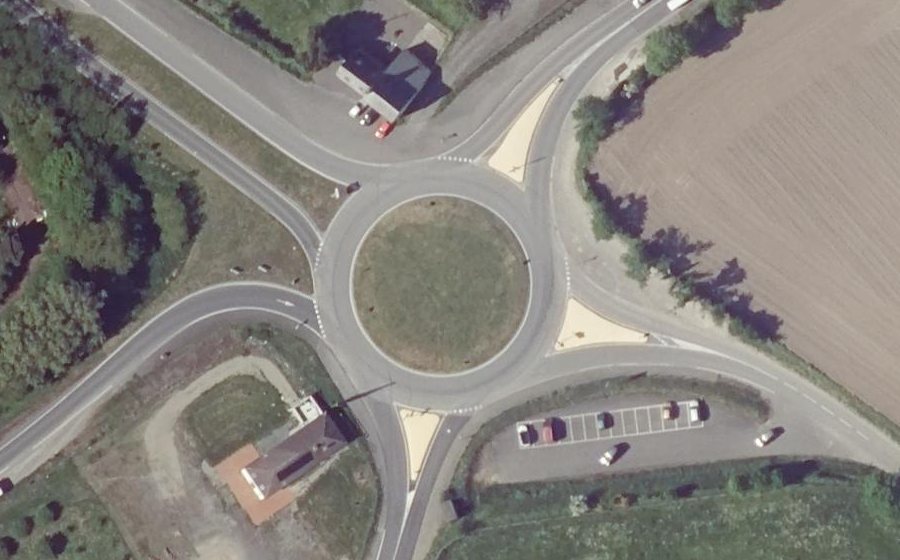 Vue aérienne du Rond-point anonyme n°749874330