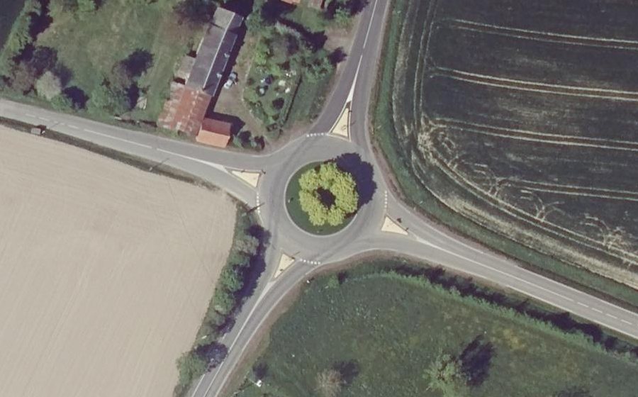 Vue aérienne du Rond-point anonyme n°749911689