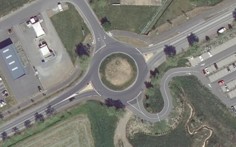 Vue aérienne du Rond-point anonyme n°749915613