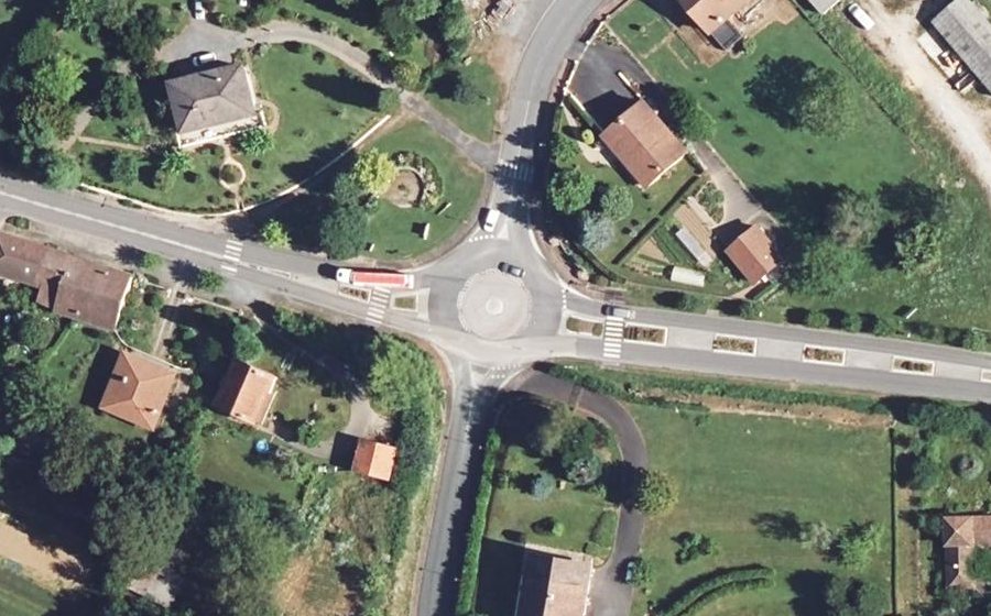Vue aérienne du Rond-point anonyme n°750189527