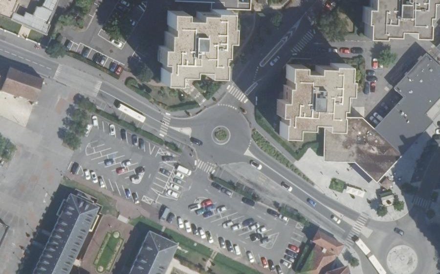 Vue aérienne du Rond-point anonyme n°752950802