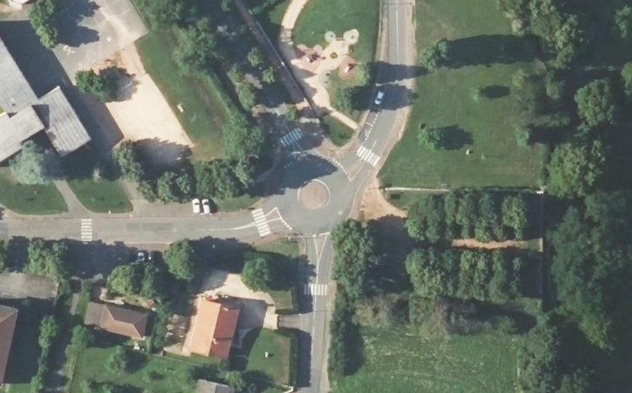 Vue aérienne du Rond-point anonyme n°75299164