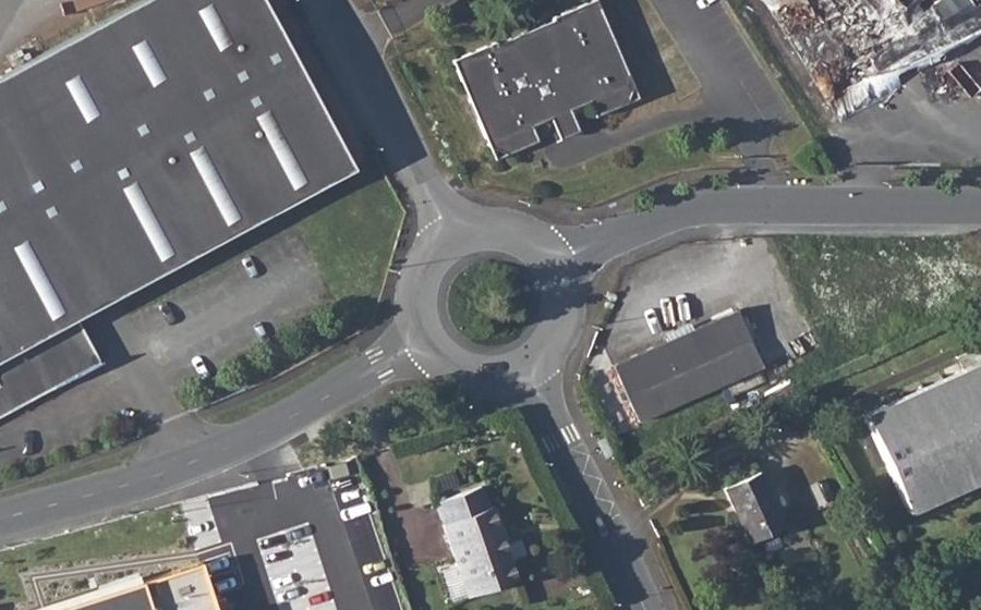 Vue aérienne du Rond-point anonyme n°75314945