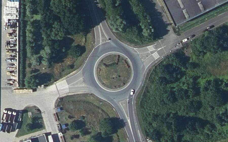 Vue aérienne du Rond-point anonyme n°75444452
