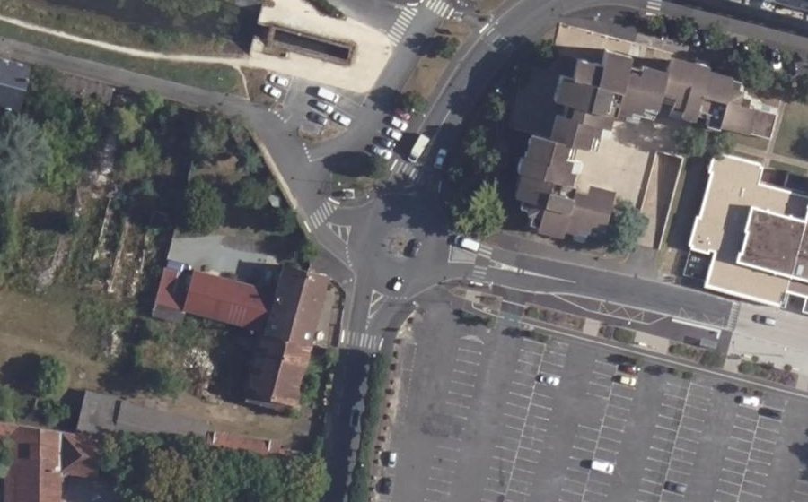 Vue aérienne du Rond-point anonyme n°75457160