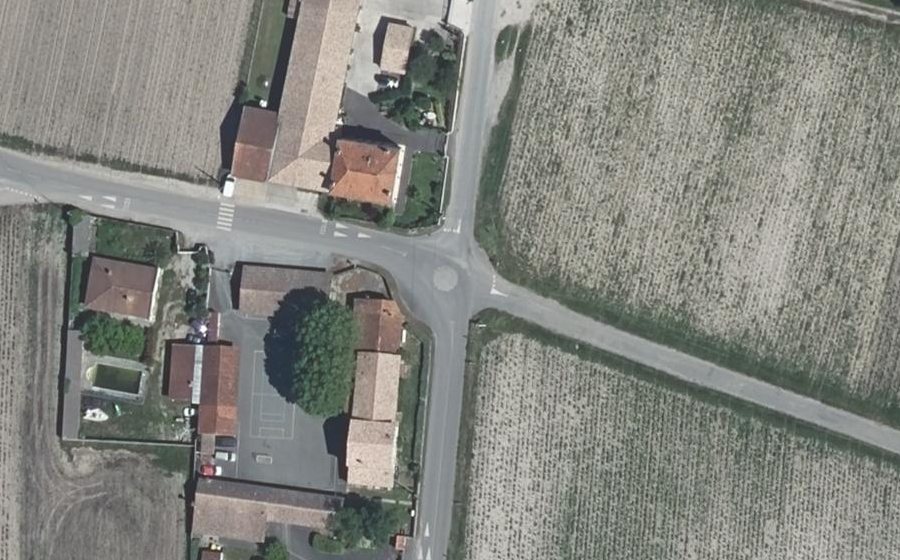 Vue aérienne du Rond-point anonyme n°755393125