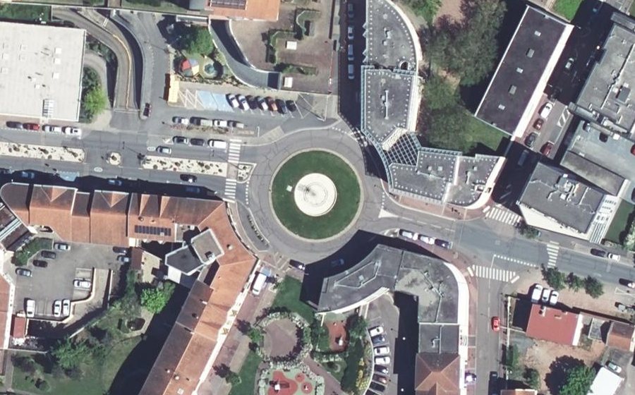 Vue aérienne du Rond-point anonyme n°75541911