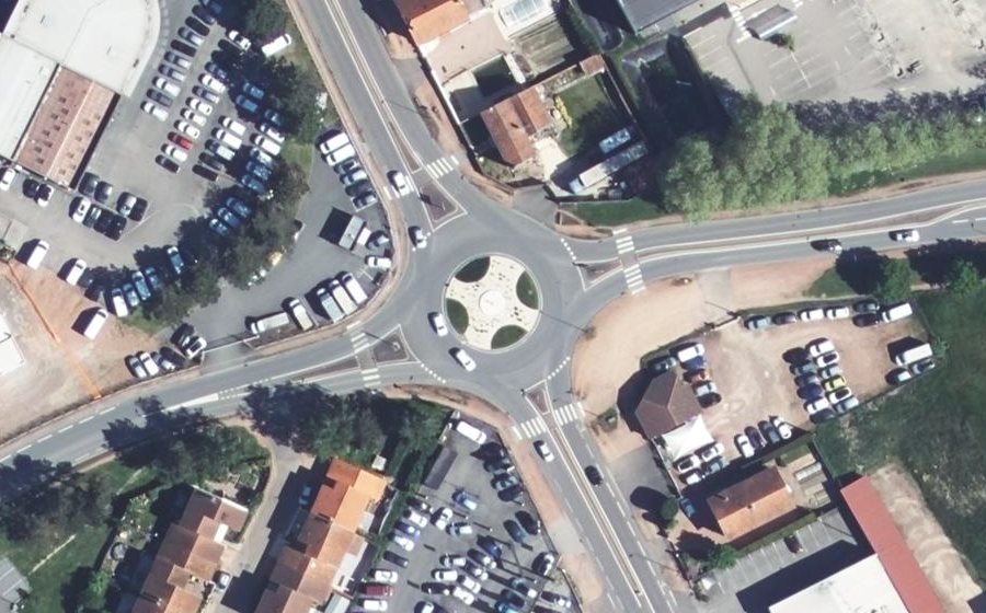 Vue aérienne du Rond-point anonyme n°75543486