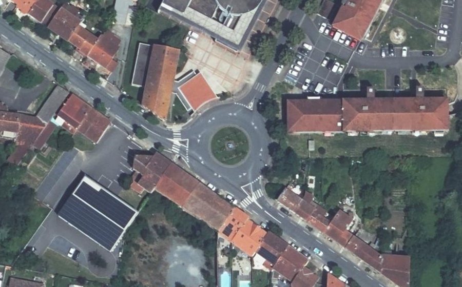 Vue aérienne du Rond-point anonyme n°75561344