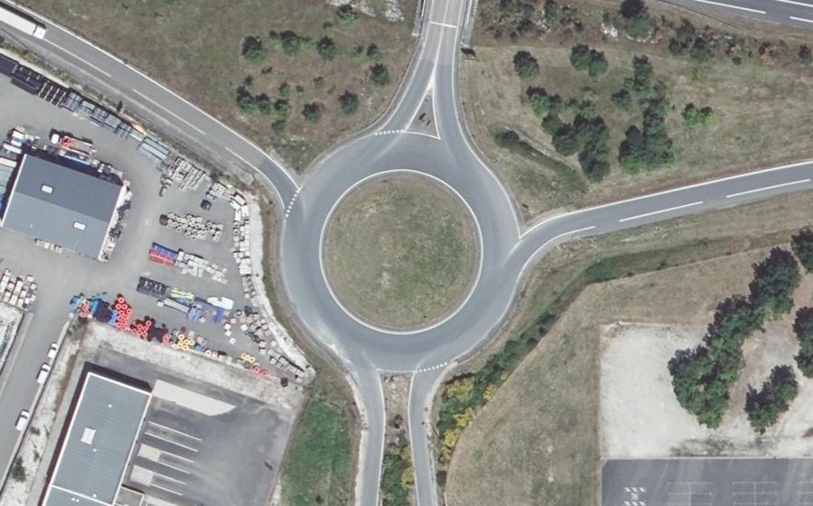 Vue aérienne du Rond-point anonyme n°75583686
