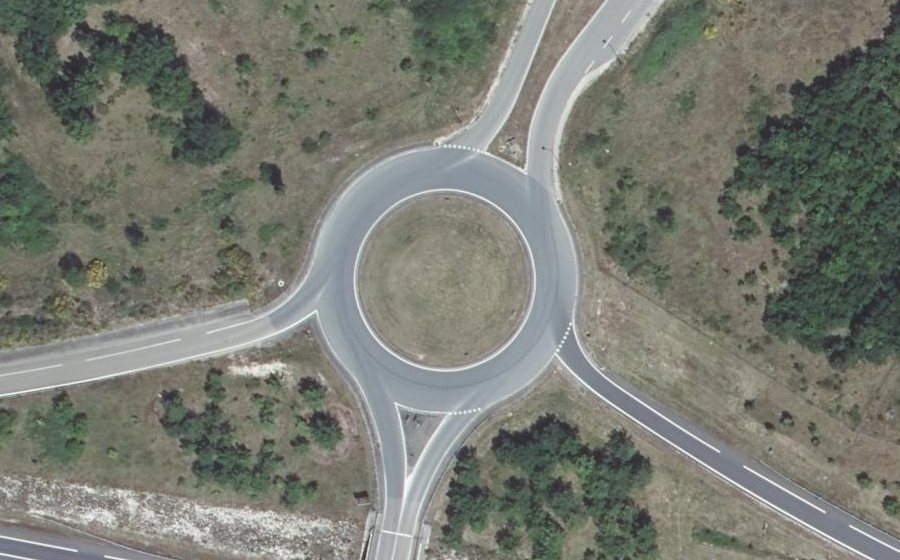 Vue aérienne du Rond-point anonyme n°75583699