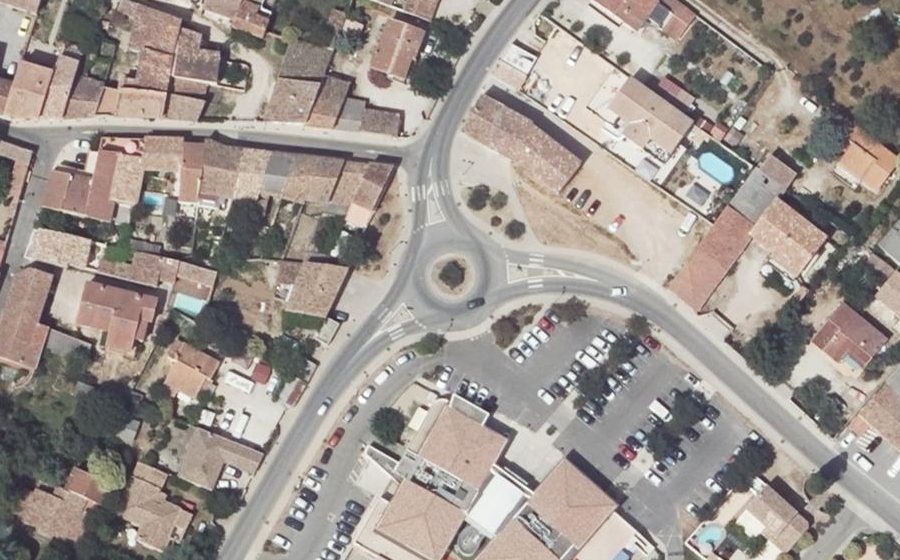 Vue aérienne du Rond-point anonyme n°75654152