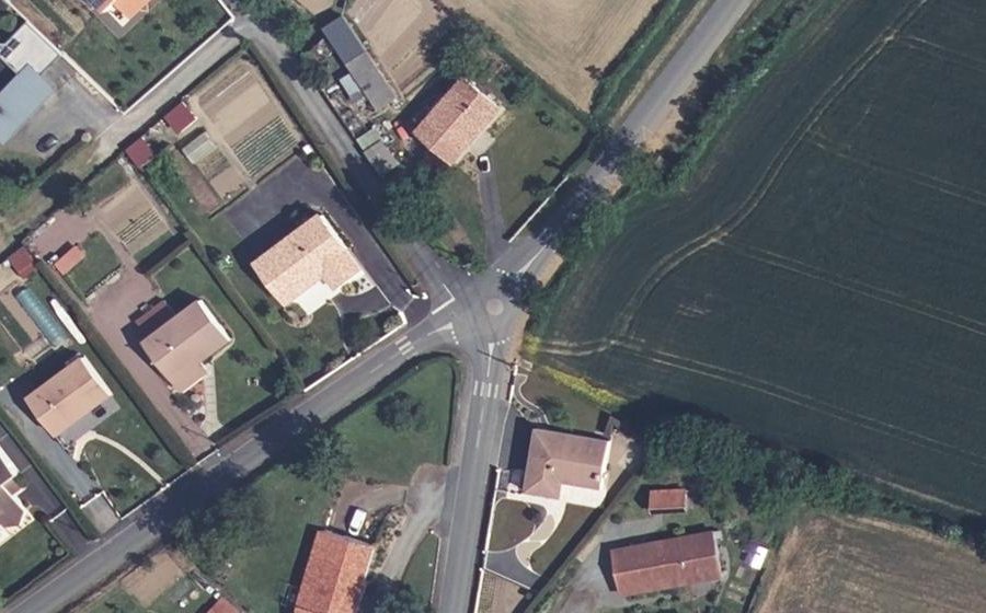 Vue aérienne du Rond-point anonyme n°75684976