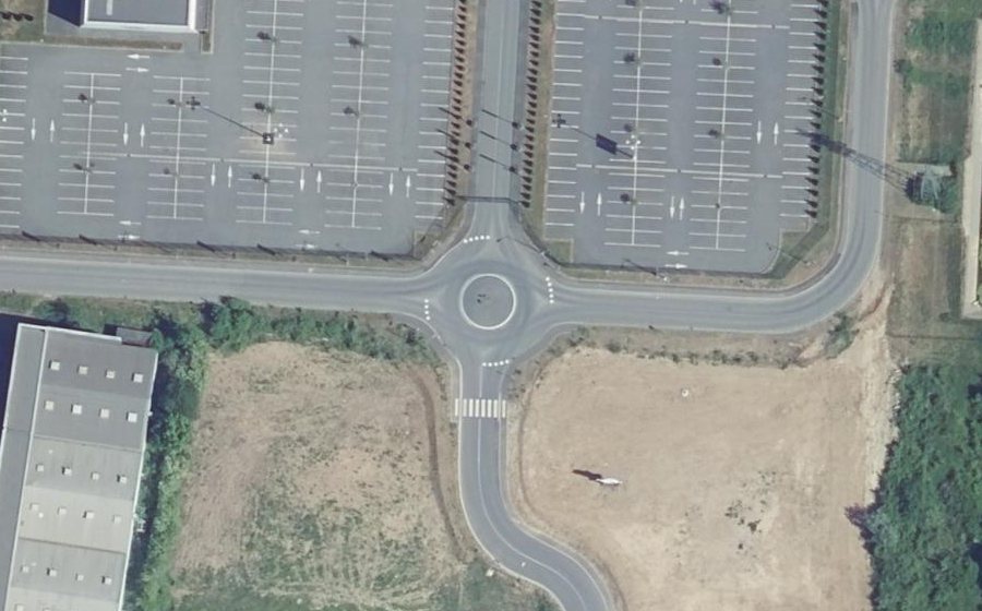 Vue aérienne du Rond-point anonyme n°757063627