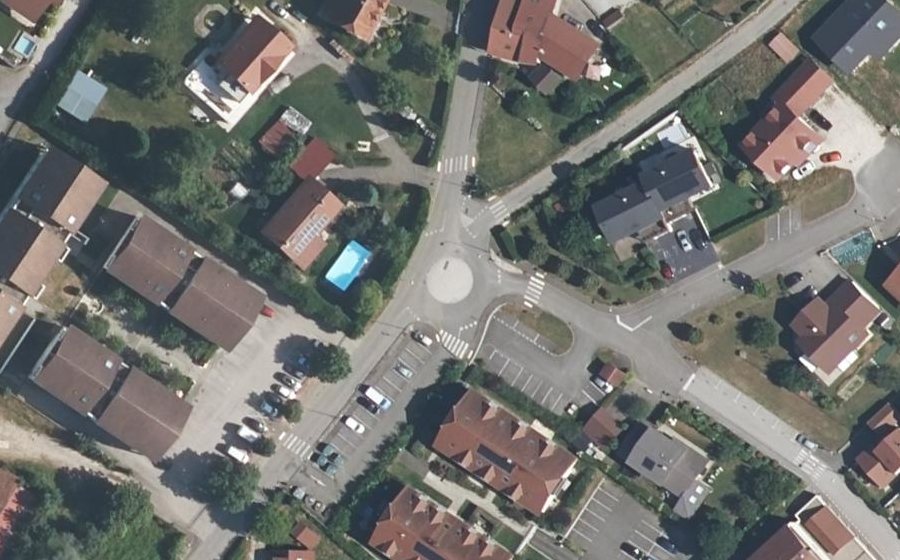 Vue aérienne du Rond-point anonyme n°757069625