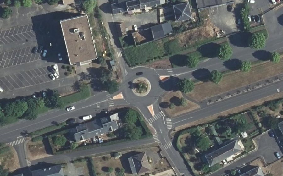 Vue aérienne du Rond-point anonyme n°75732058