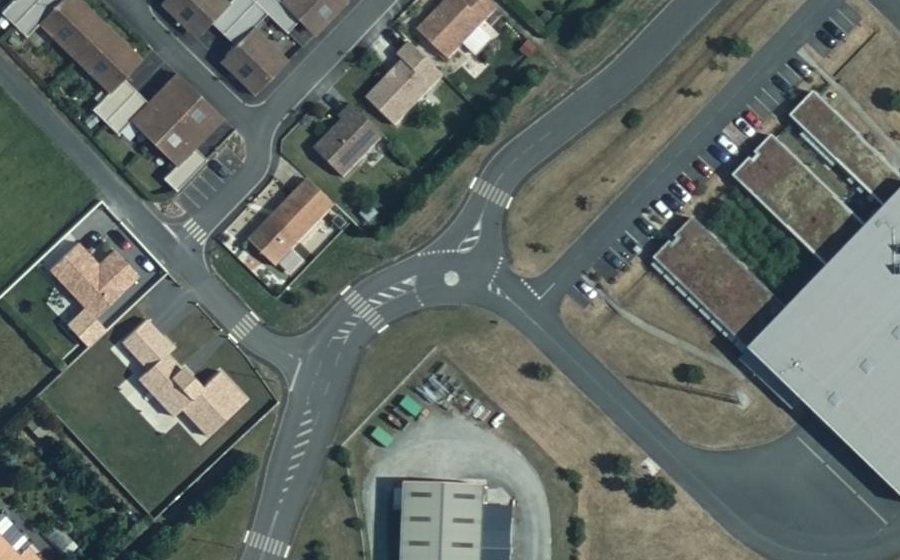 Vue aérienne du Rond-point anonyme n°757348702