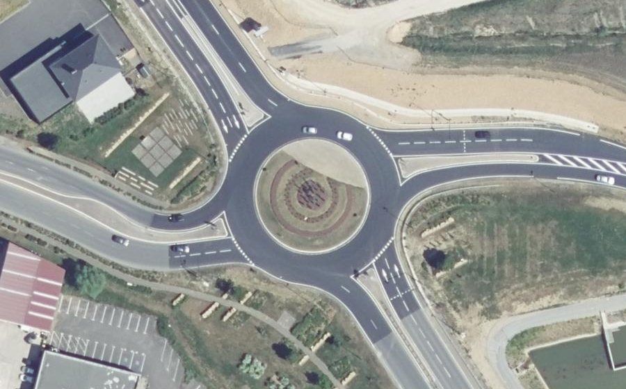Vue aérienne du Rond-point anonyme n°75739225