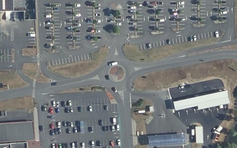 Vue aérienne du Rond-point anonyme n°75769025