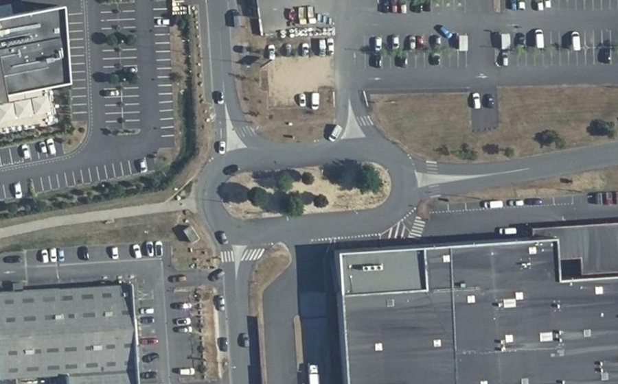 Vue aérienne du Rond-point anonyme n°75769045