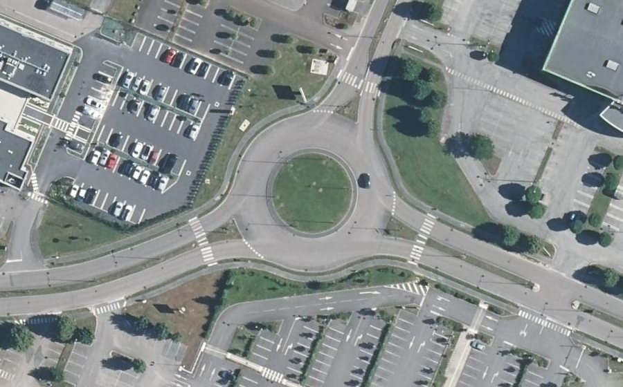 Vue aérienne du Rond-point anonyme n°75787808