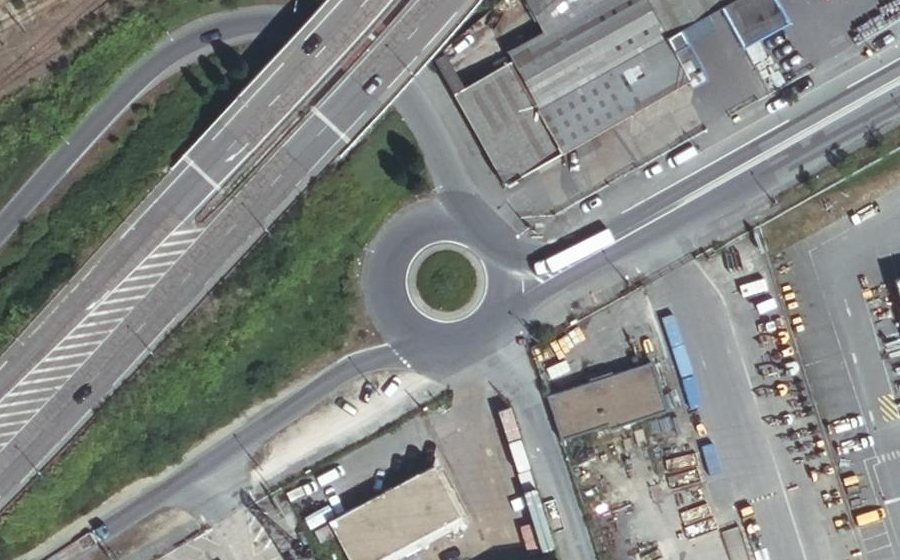 Vue aérienne du Rond-point anonyme n°75793820