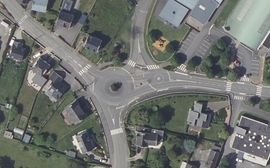 Vue aérienne du Rond-point anonyme n°75808128