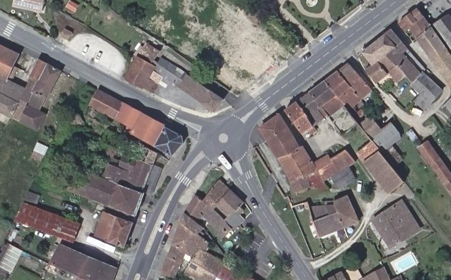 Vue aérienne du Rond-point anonyme n°758313851