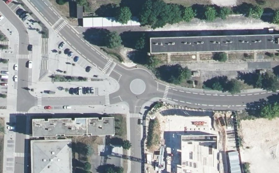 Vue aérienne du Rond-point anonyme n°758315753