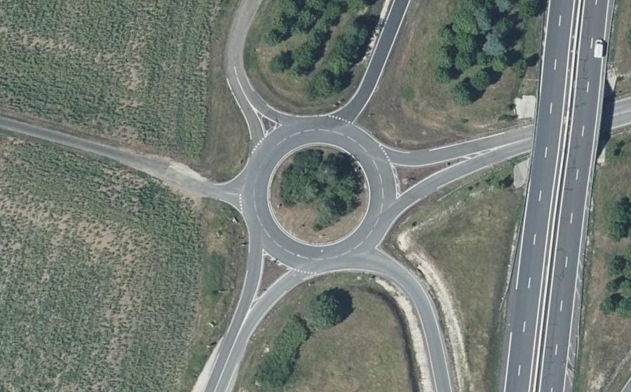 Vue aérienne du Rond-point anonyme n°75837513