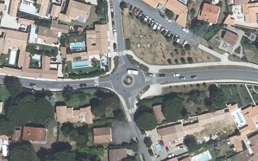 Vue aérienne du Rond-point anonyme n°758404262