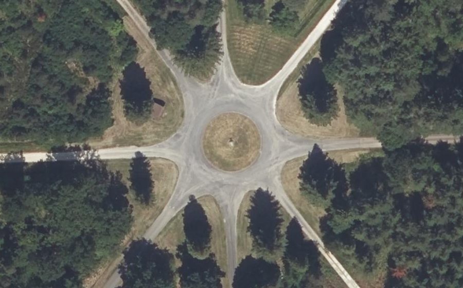 Vue aérienne du Rond-point anonyme n°75842262