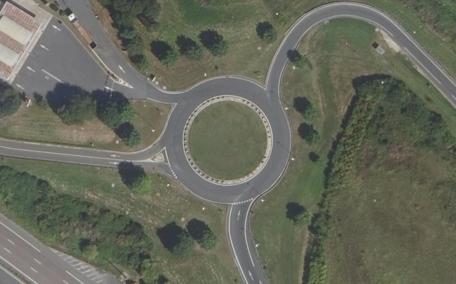 Vue aérienne du Rond-point anonyme n°75854375