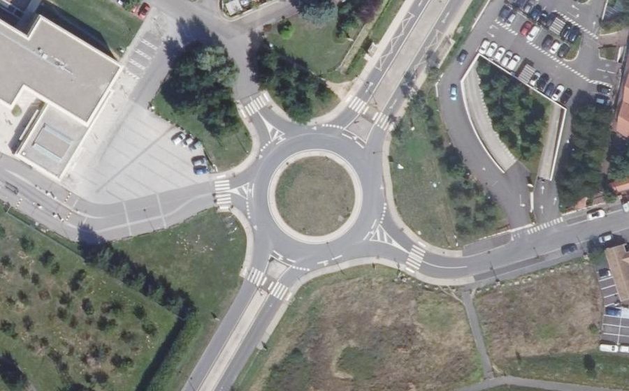 Vue aérienne du Rond-point anonyme n°758815940