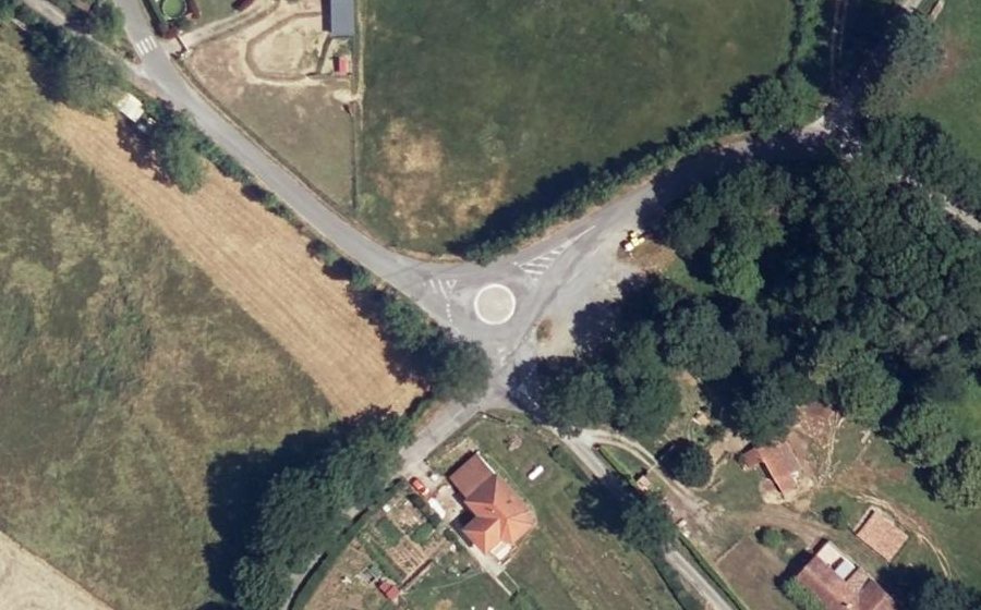 Vue aérienne du Rond-point anonyme n°758885453