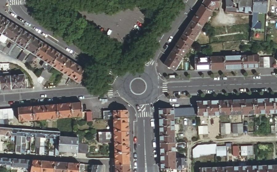 Vue aérienne du Rond-point anonyme n°75888678